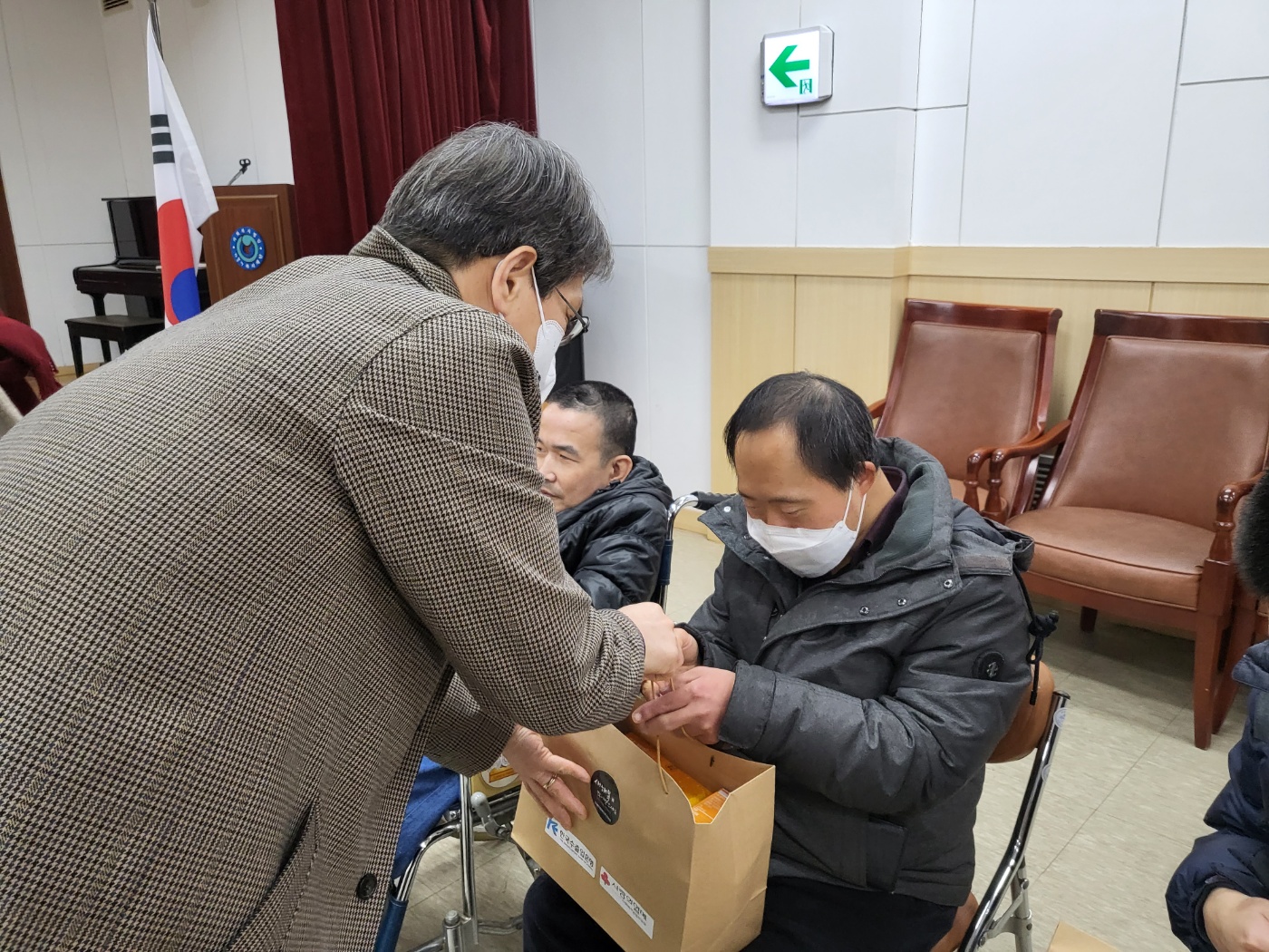 선물전달 사진1.jpg