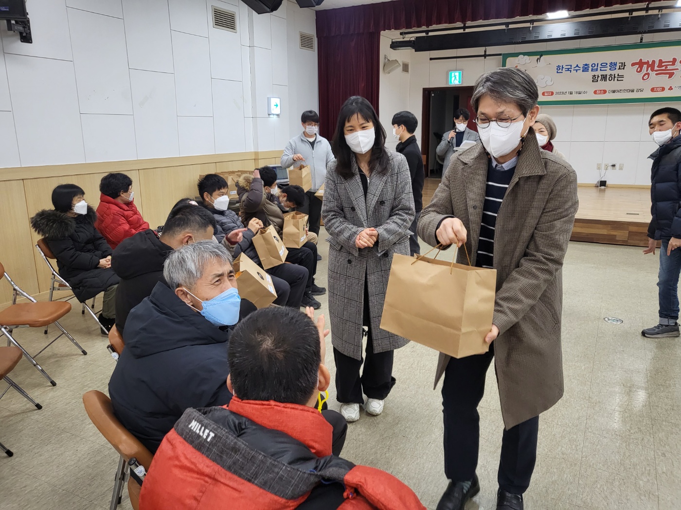 선물전달 사진2.jpg